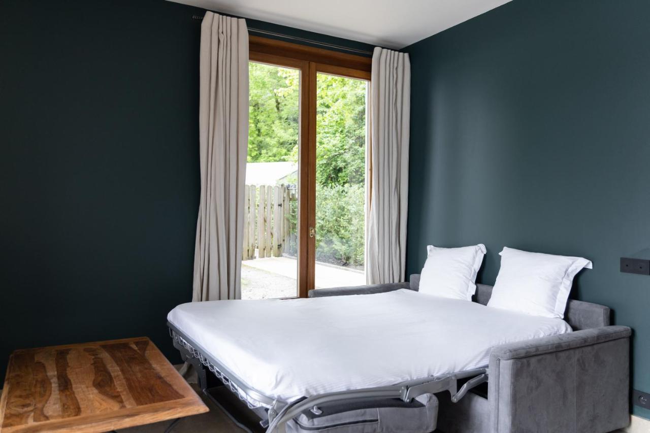 Le Palace De Menthon Eksteriør billede A sofa bed