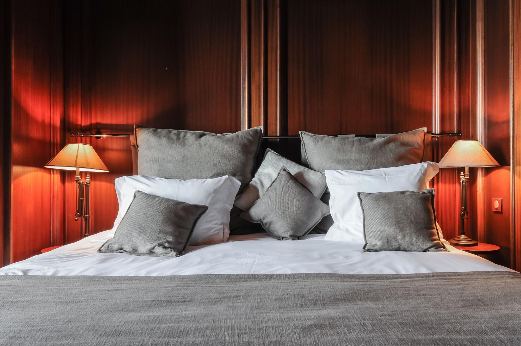 Le Palace De Menthon Eksteriør billede A bed with cushions