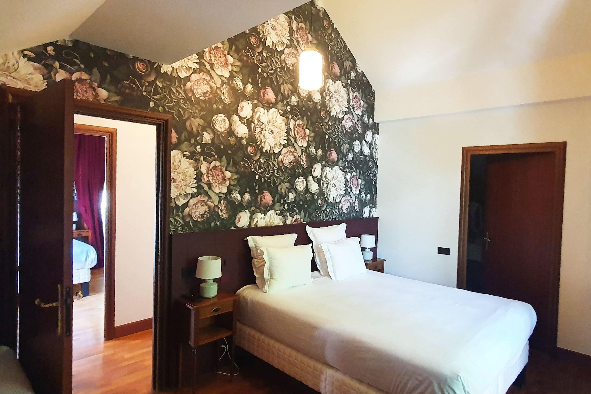 Le Palace De Menthon Eksteriør billede A bedroom at the hotel