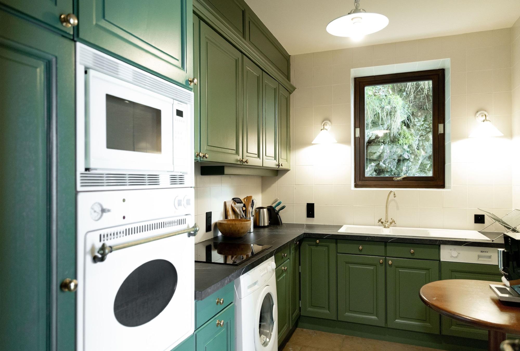 Le Palace De Menthon Eksteriør billede A modern kitchen