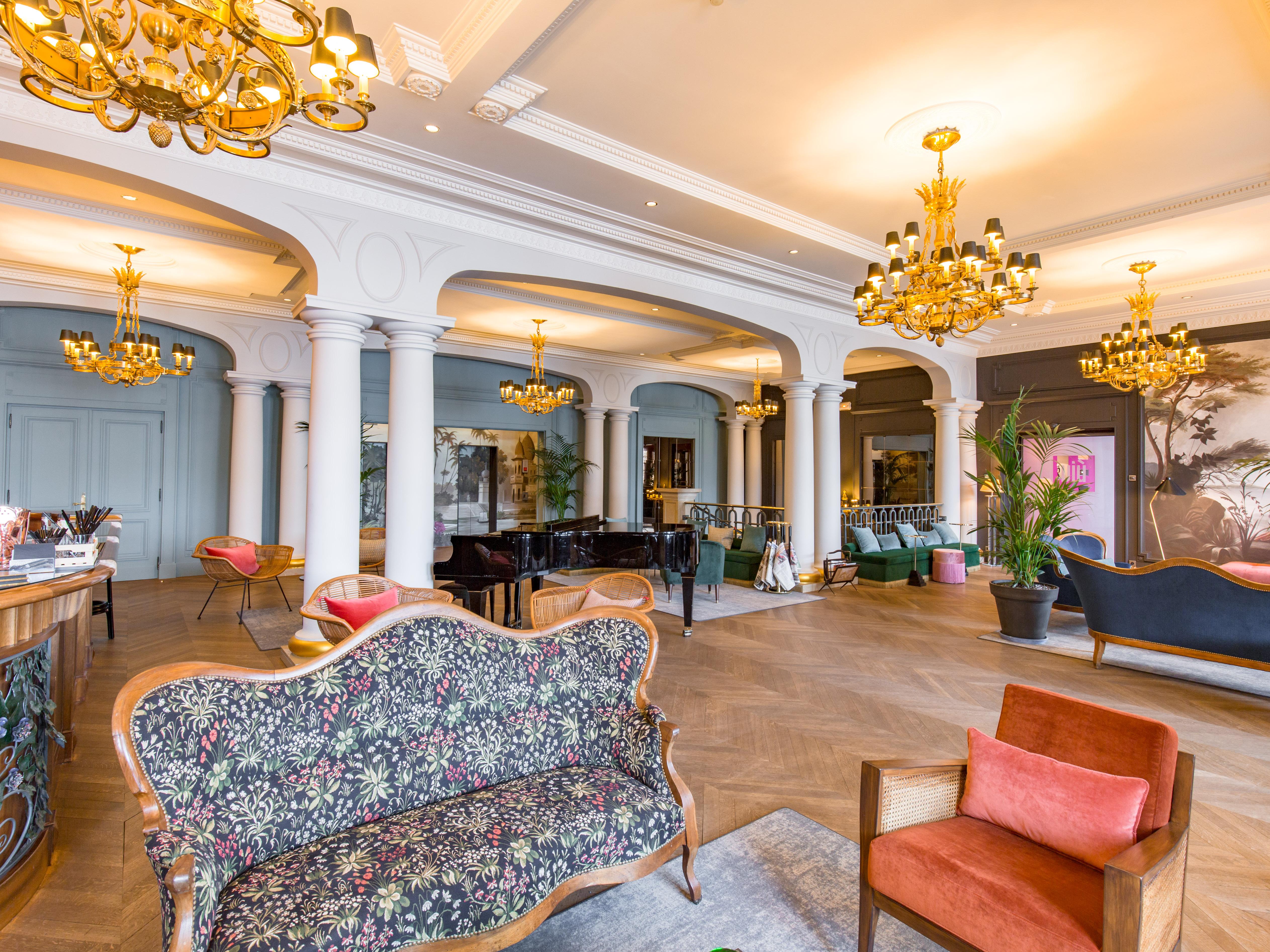 Le Palace De Menthon Eksteriør billede The lobby of the hotel