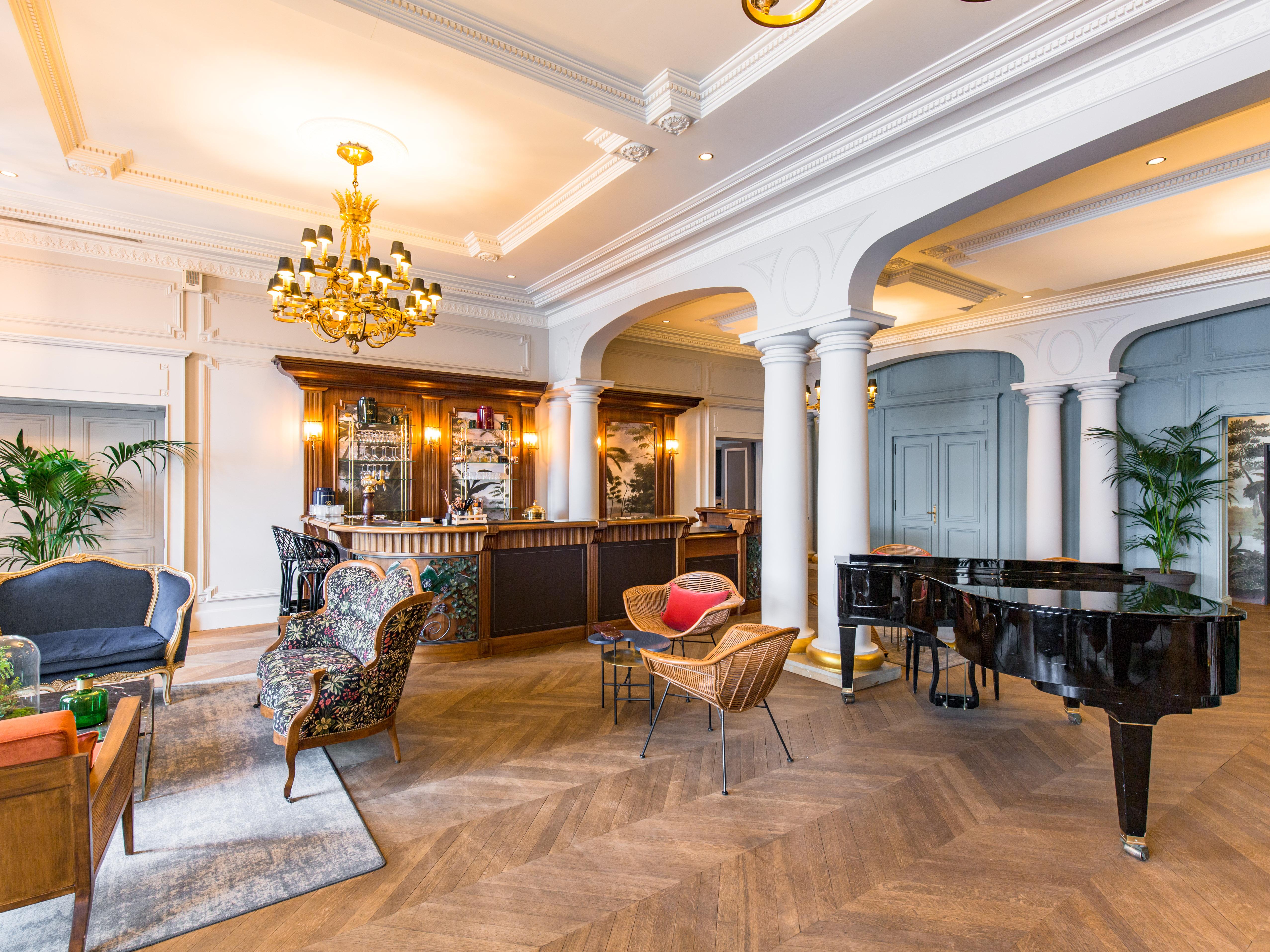 Le Palace De Menthon Eksteriør billede The interior of the hotel
