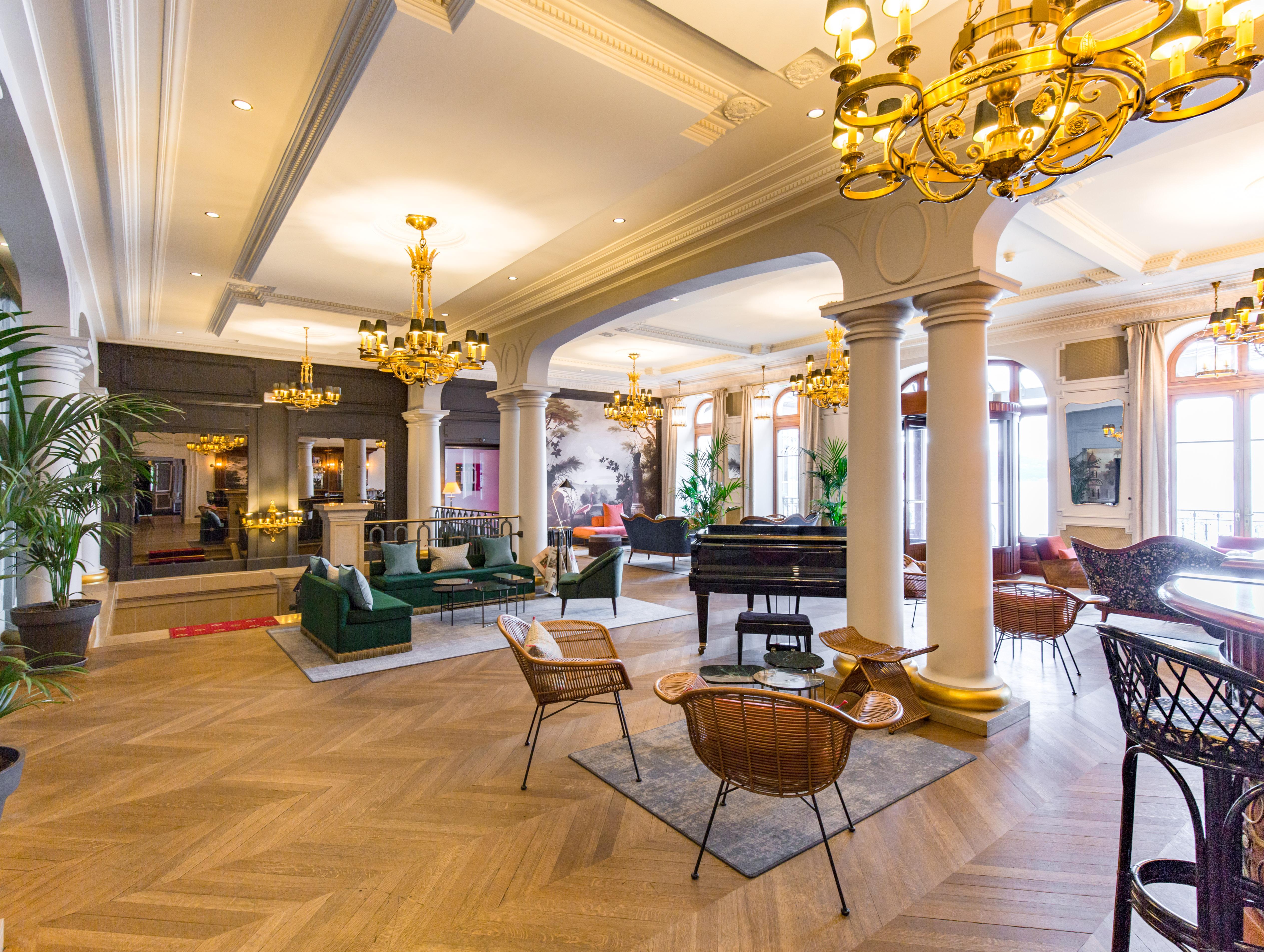 Le Palace De Menthon Eksteriør billede The lobby of the hotel