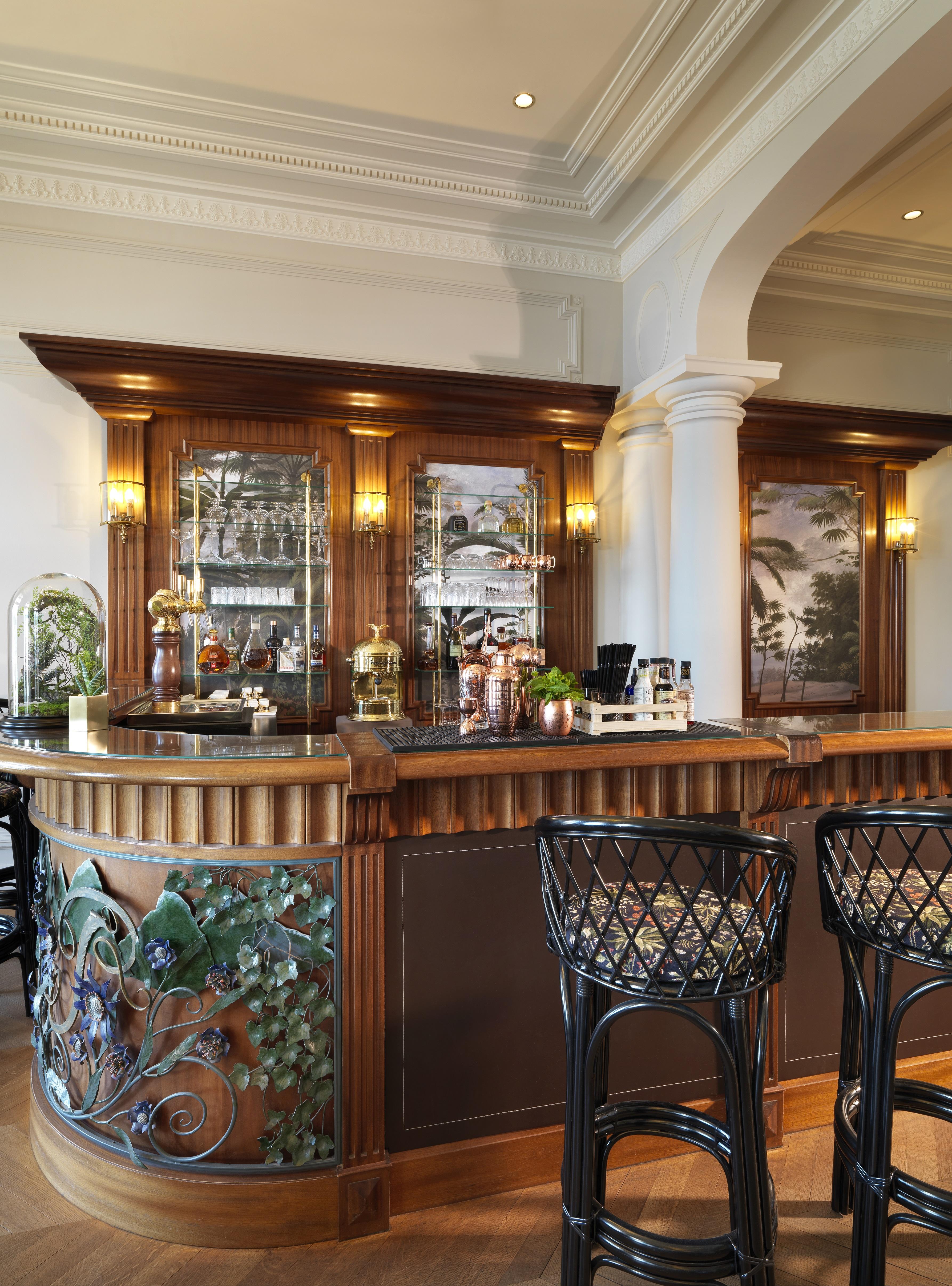 Le Palace De Menthon Eksteriør billede The bar at the hotel