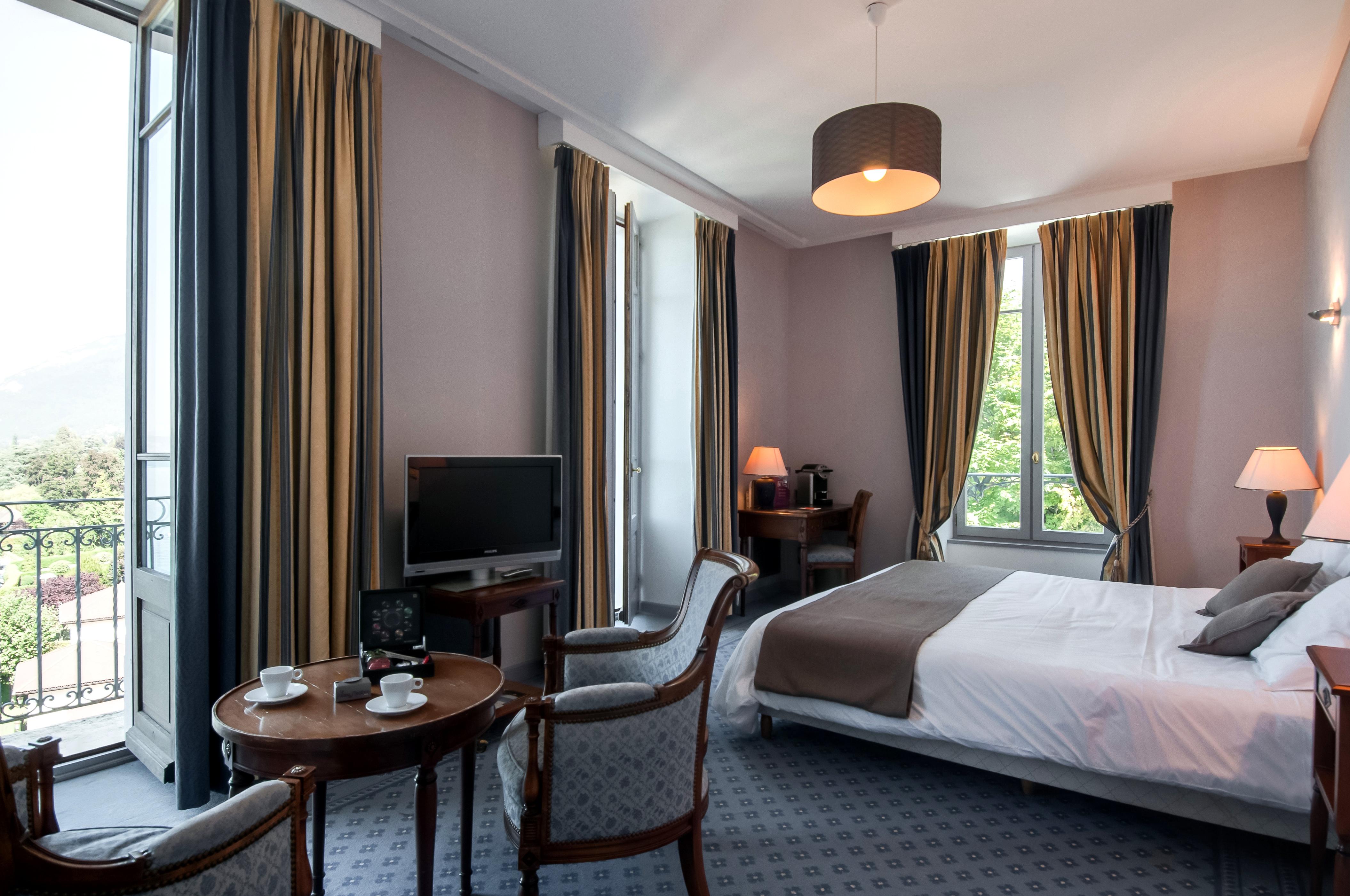Le Palace De Menthon Eksteriør billede A room at the hotel