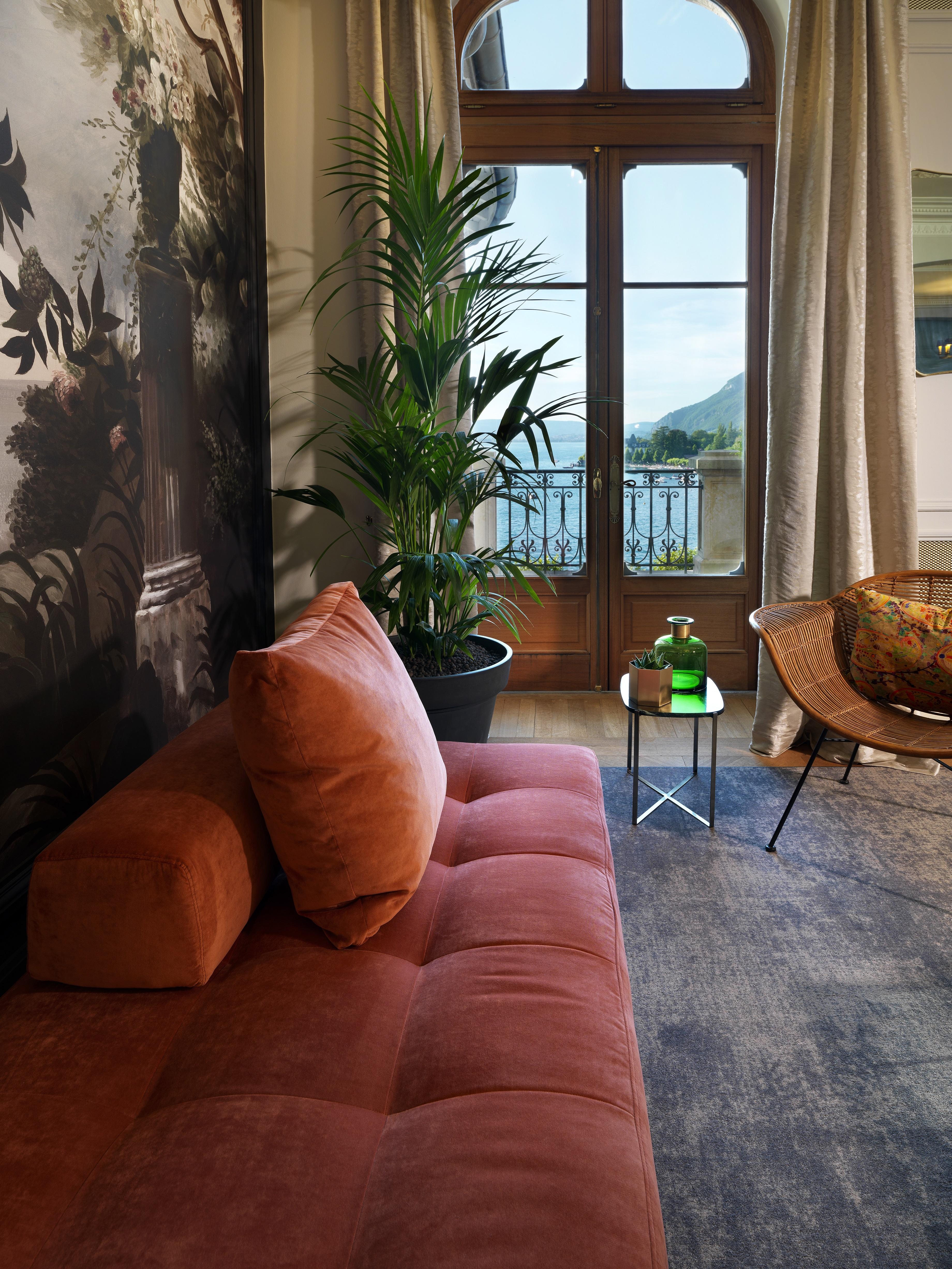 Le Palace De Menthon Eksteriør billede A living room with a view of the sea