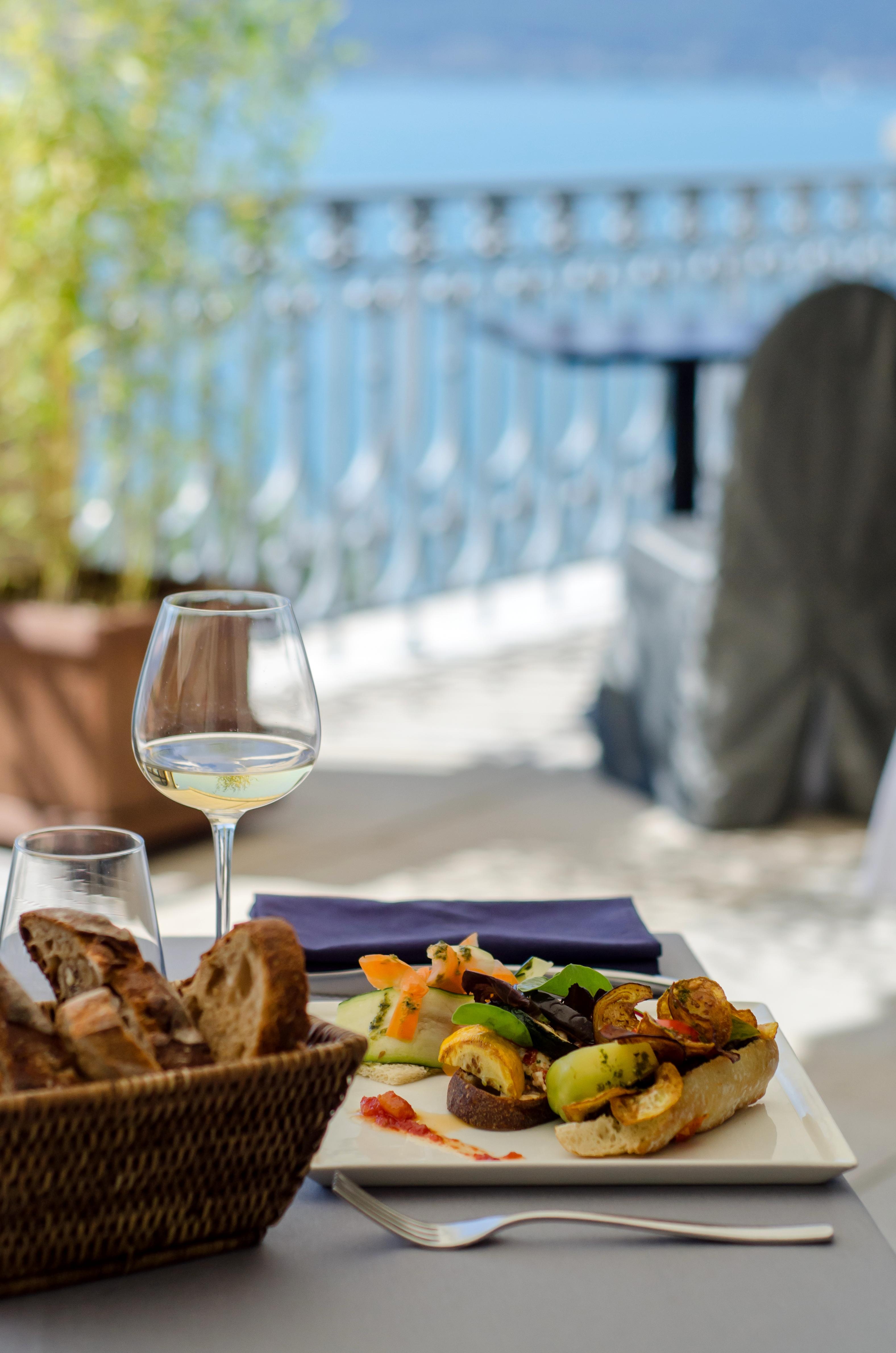 Le Palace De Menthon Eksteriør billede A glass of white wine
