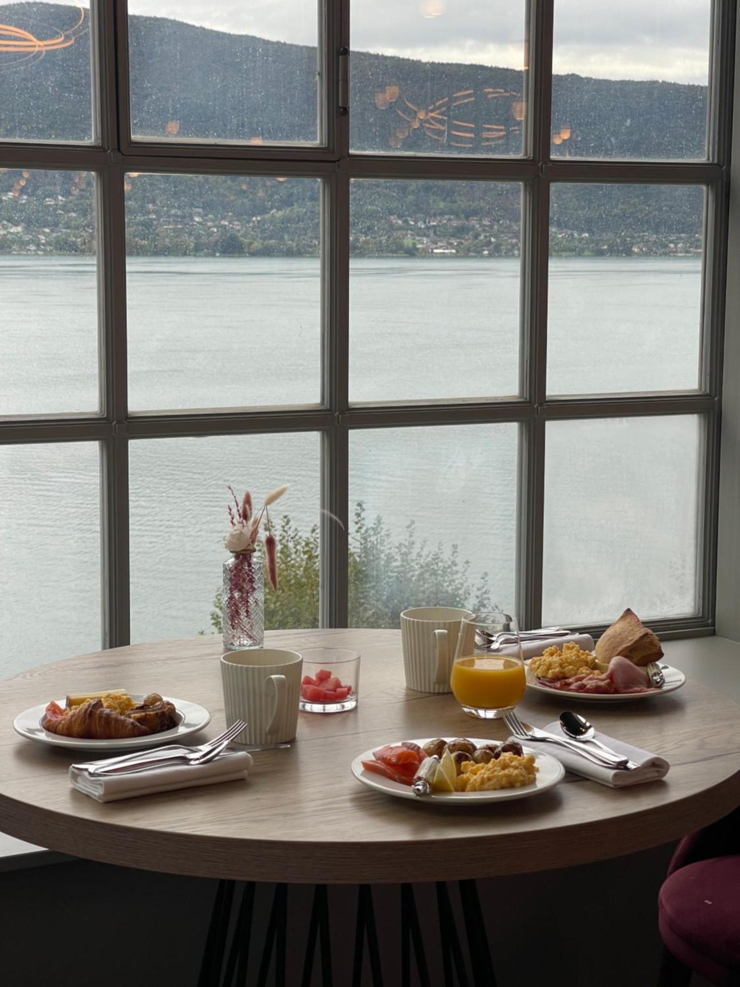 Le Palace De Menthon Eksteriør billede A breakfast table