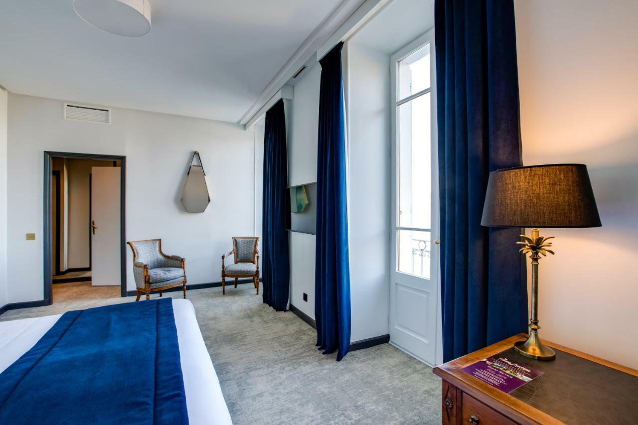 Le Palace De Menthon Eksteriør billede A room at the hotel