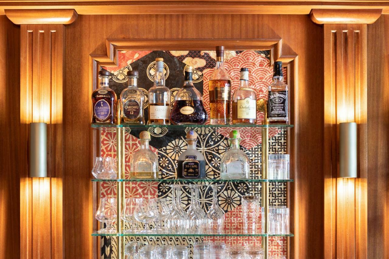 Le Palace De Menthon Eksteriør billede A bar in a hotel